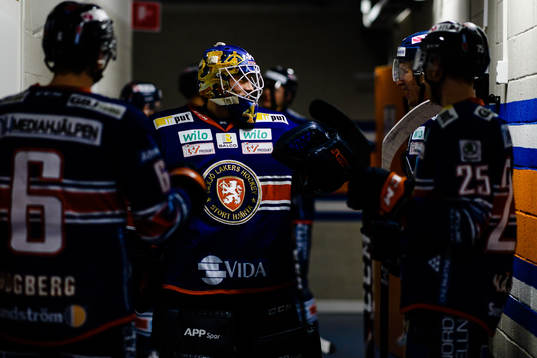 Växjös målvakt Viktor Andrén före ishockeymatchen i