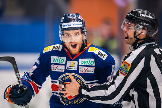 Växjös Brendan Shinnimin i diskussion med domaren