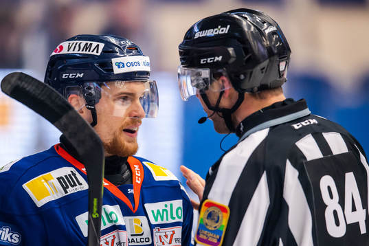 Växjös Brendan Shinnimin i diskussion med domaren