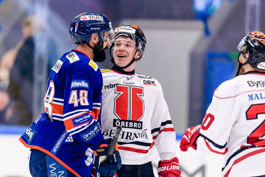 Gruff mellan Växjös Daniel Rahimi och Örebros Linus