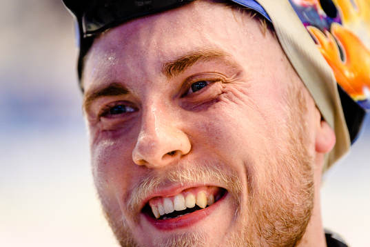 Växjös målvakt Viktor Andrén skrattar