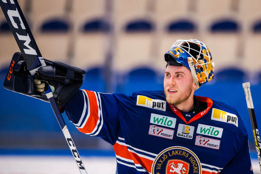 Växjös målvakt Viktor Andrén jublar
