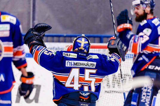 Växjös målvakt Viktor Andrén jublar