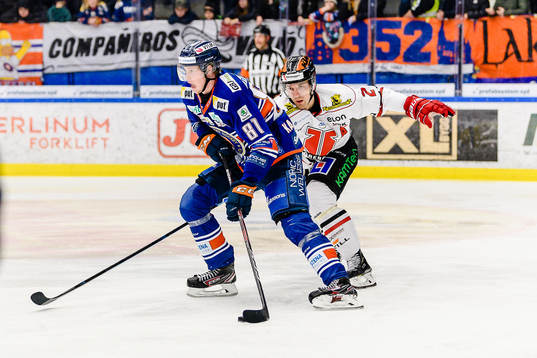 Växjös Fredrik Karlströmunder ishockeymatchen i SHL