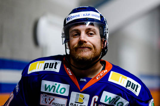 Växjös Erik Josefsson före ishockeymatchen i SHL mellan