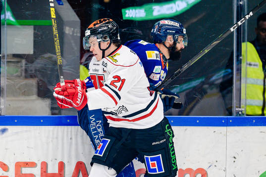 Örebros Linus Öberg tacklar Växjös Daniel Rahimi