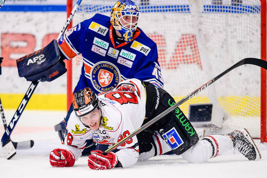 Örebros Joonas Rask faller framför Växjös målvakt