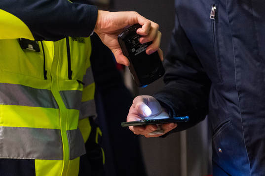 En mobilbiljett scannas
