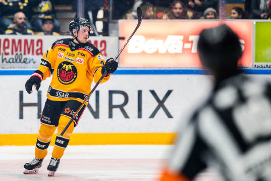 Luleås Juhani Tyrväinen jublar
