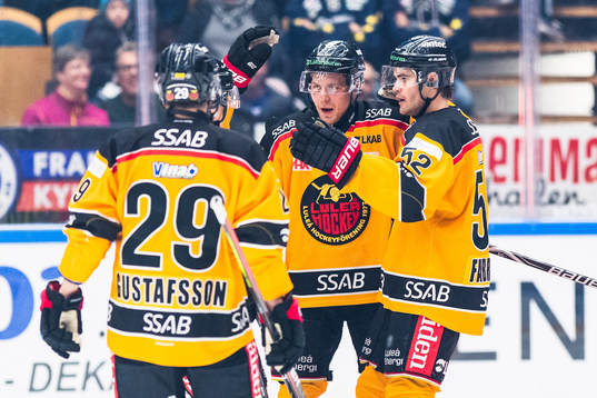 Luleås Juhani Tyrväinen och Karl Fabricius jublar med