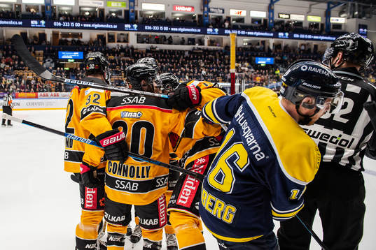 Luleås Jack Connolly jublar med lagkamrater samtidigt som