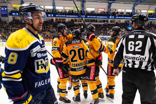 Luleås Jack Connolly jublar med lagkamrater