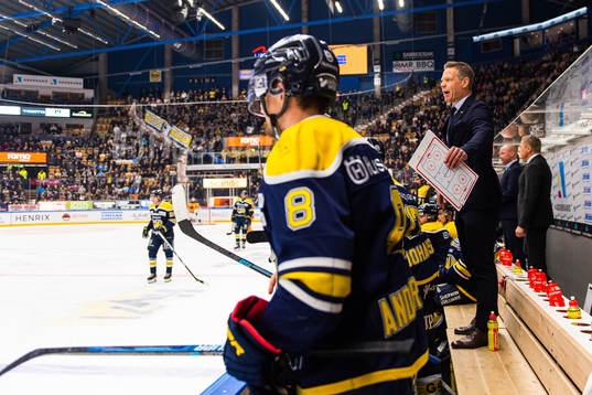 s assisterande tränare Nicklas Rahm reagerar