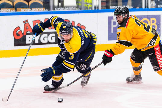 s Markus Lauridsen och Luleås Jack Connolly i kamp om