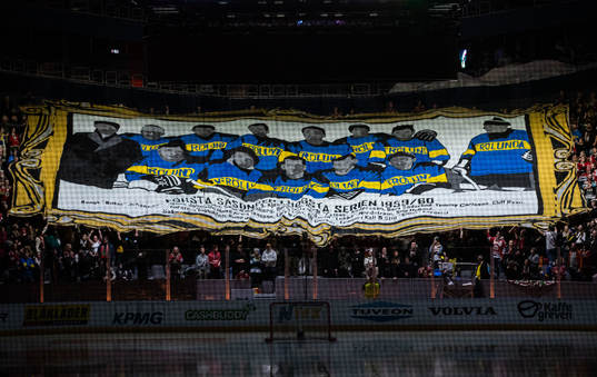 Frölundas supportrar med ett tifo