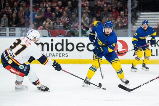 Djurgårdens Dick Axelsson och Frölundas Nicklas Lasu