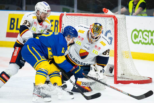 Djurgårdens Linus Hultström håller undan Frölundas Max