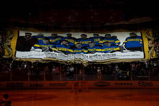 Frölundas klack med tifo innan ishockeymatchen i SHL