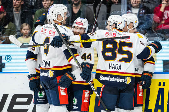 Djurgårdens Mattias Guter jublar med lagkamrater