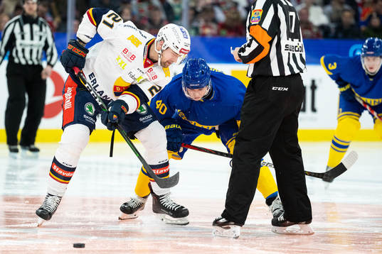 Djurgårdens Patrik Berglund vinner en tekning mot