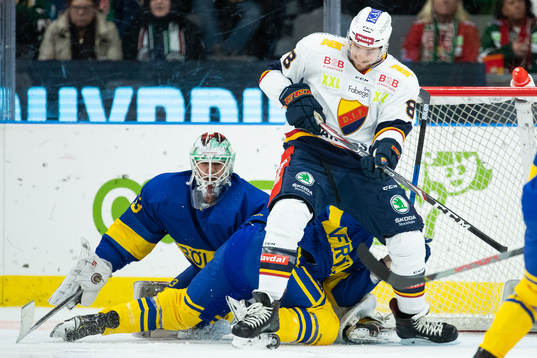Djurgårdens Anton Hedman framför Frölundas målvakt