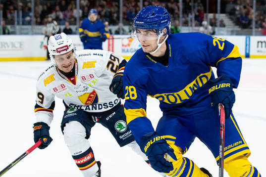 Djurgårdens Sebastian Strandberg jagar Frölundas Johan