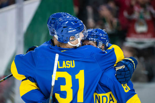 Frölundas Ryan Lasch jublar med lagkamrater