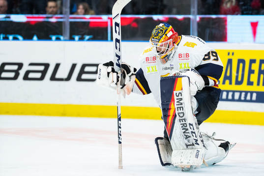 Djurgårdens målvakt Niklas Svedberg deppar