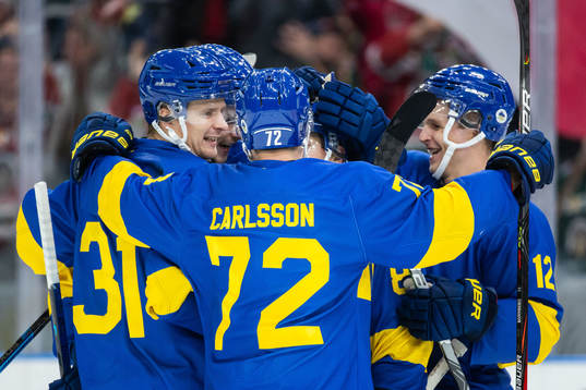 Frölundas Ryan Lasch jublar med Max Friberg och lagkamrater