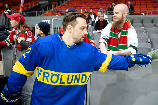 Frölundas Patrik Carlsson innan ishockeymatchen i SHL