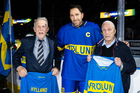 Frölundas Joel Lundqvist med de tidigare spelarna Stig
