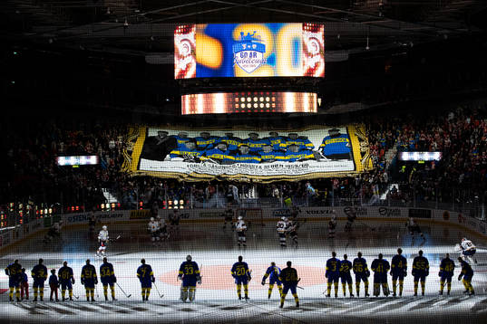 Frölundas klack med tifo innan ishockeymatchen i SHL