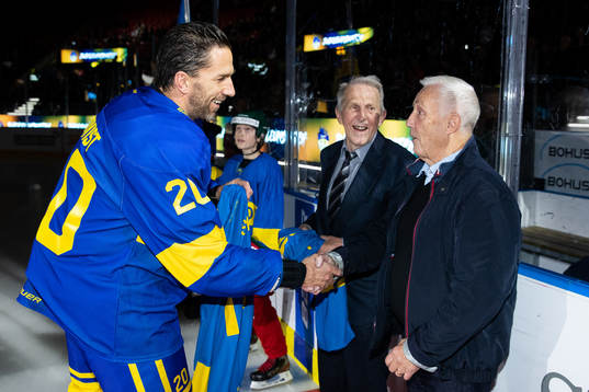 Frölundas Joel Lundqvist med de tidigare spelarna Stig