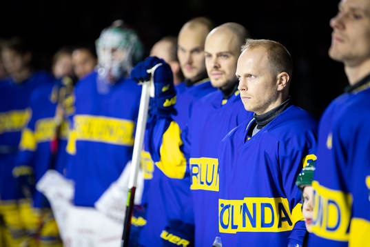 Frölundas Ryan Lasch på line up innan ishockeymatchen i