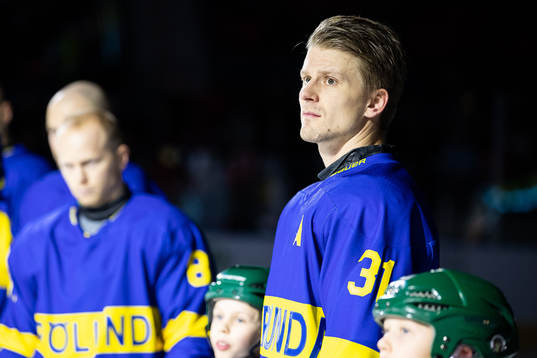 Frölundas Nicklas Lasu på line up innan ishockeymatchen i