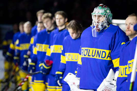 Frölundas målvakt Johan Mattsson på line up innan