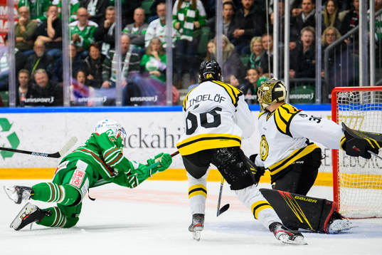 Rögles Anton Bengtsson gör 1-0 bakom Brynäs målvakt