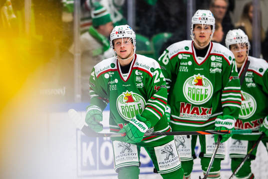 Rögles Kevin Wennström jublar med lagkamrater