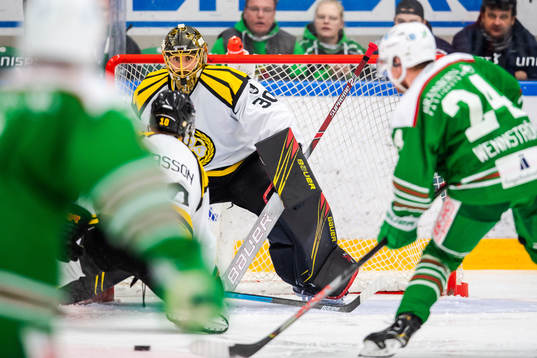 Rögles Kevin Wennström gör 2-0 bakom Brynäs målvakt