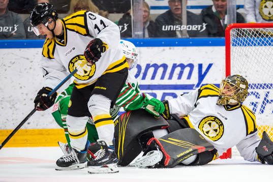 Brynäs Jonathan Sigalet och målvakt Joacim Eriksson i