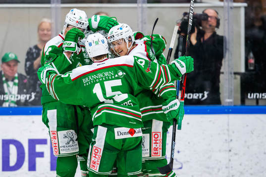 Rögles Kodie Curran jublar med lagkamrater