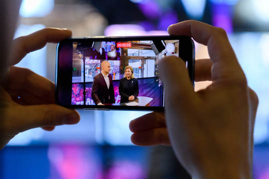 En person filmar Mats Rosseli Olsen och Ellen Ivarson i