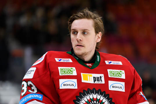 Frölundas målvakt Johan Mattsson innan ishockeymatchen i