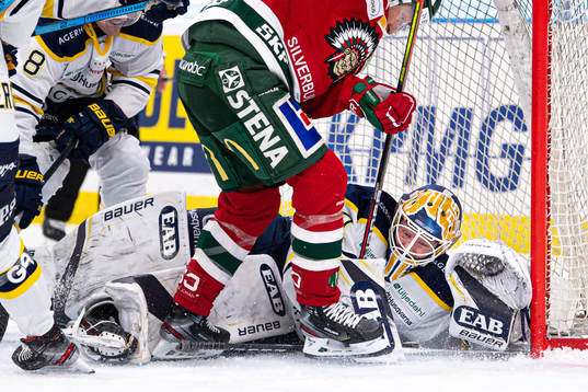 Frölundas Simon Hjalmarsson med ett bortdömt mål bakom