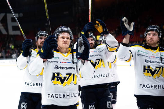 s Simon Önerud jublar