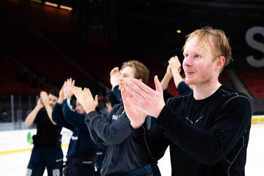 s målvakt Jonas Gunnarsson jublar
