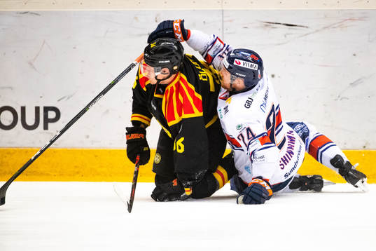 Brynäs Linus Ölund och Växjös Brendan Shinnimin