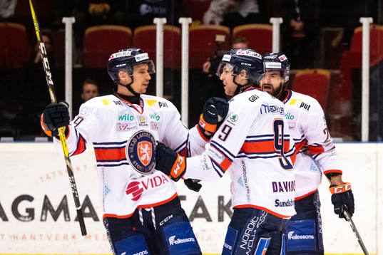 Växjös Marcus Davidsson jublar med Casey Bailey