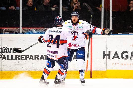 Växjös Erik Josefsson jublar med Brendan Shinnimin