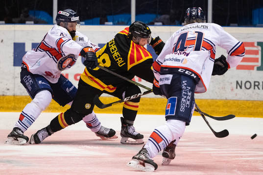 Växjös Tim Erixon och Brynäs Jaedon Descheneau